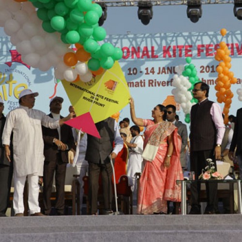 Gujarat’s Kite Festival ’16: grand and colorful