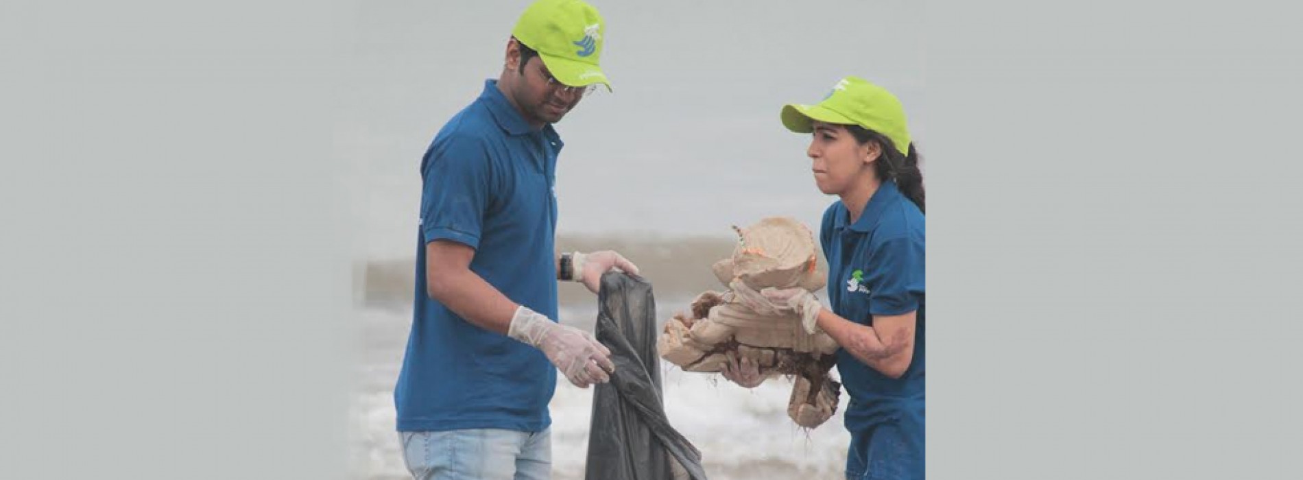 Cox and Kings organised Beach Cleaning Drive in Juhu