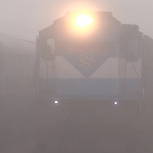 Winter chill persists in Delhi, fog delays 17 trains