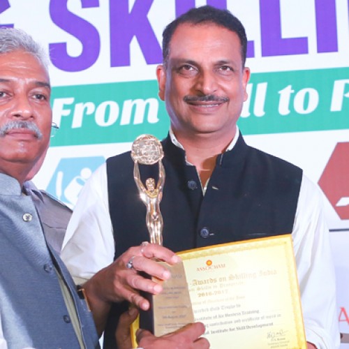 Frankfinn Air Hostess Training Institute receives the Gold Award for “Best Higher Vocational Institute for Skill Development”– 2017