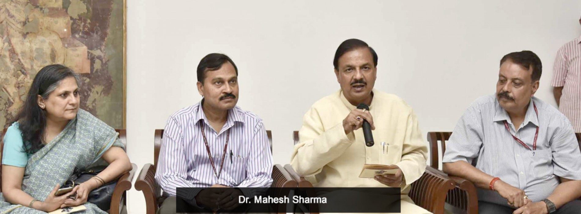 Dr. Mahesh Sharma participated in ‘Swachhta Hi Sewa Abhiyaan’ in Noida