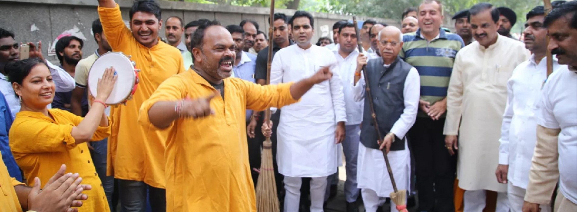 Dr. Mahesh Sharma participated in ‘Swachhta Hi Sewa Abhiyaan’ in Noida