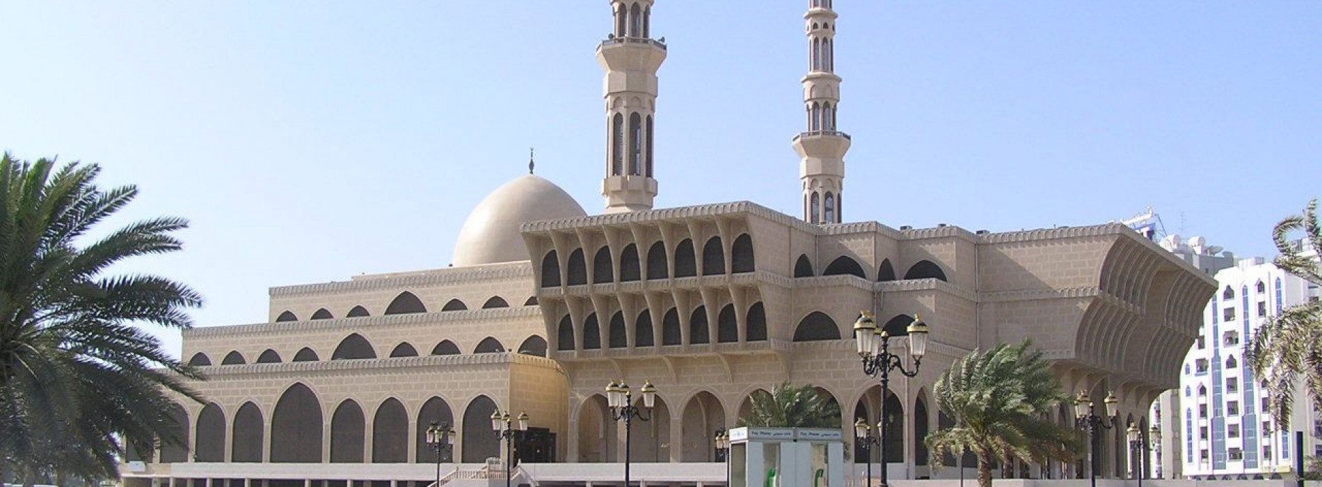 Explore the beauty of magnificent mosques of Sharjah