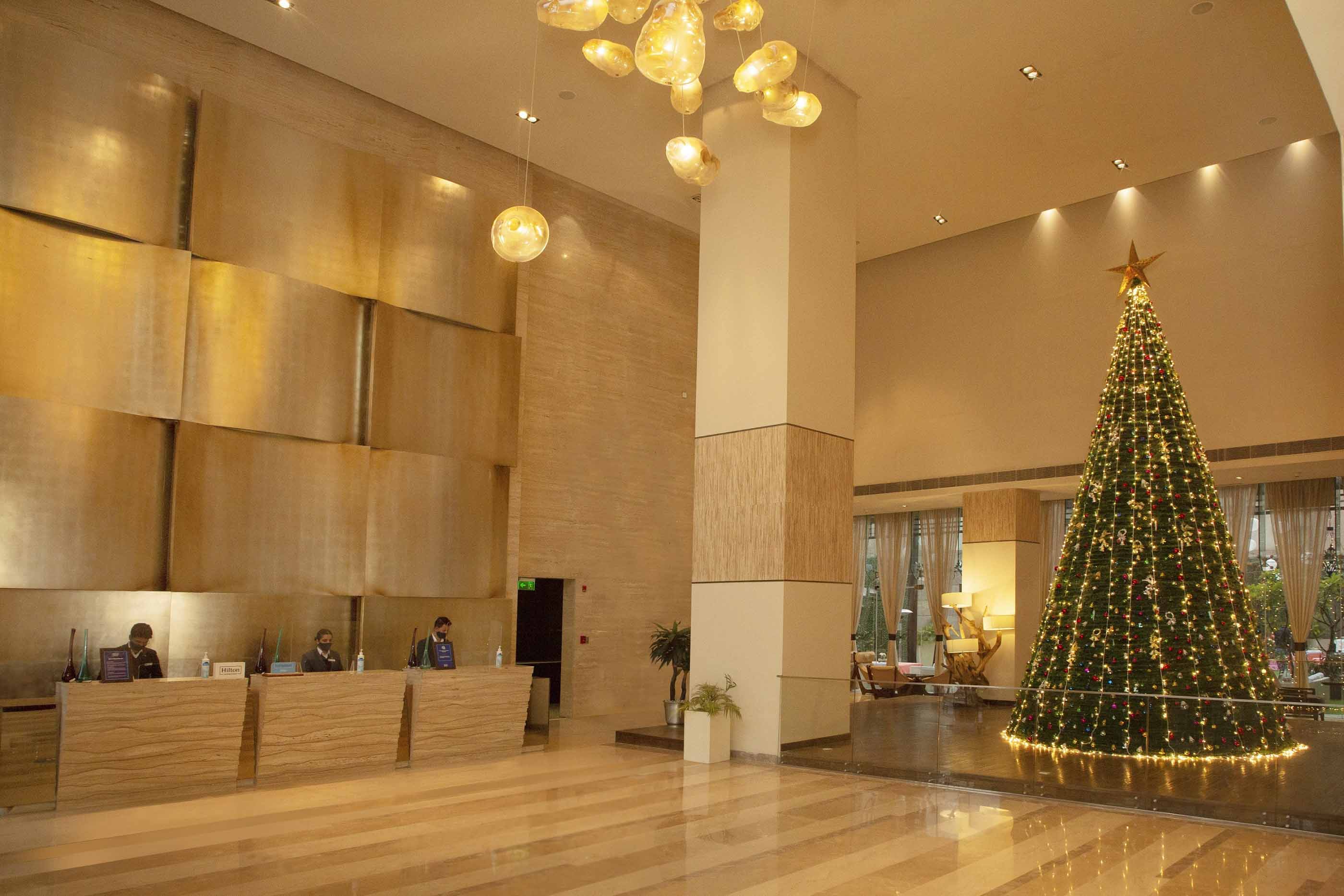 24-12-21-Christmas Setup-Double Tree By Hilton-(BaaniSquare)