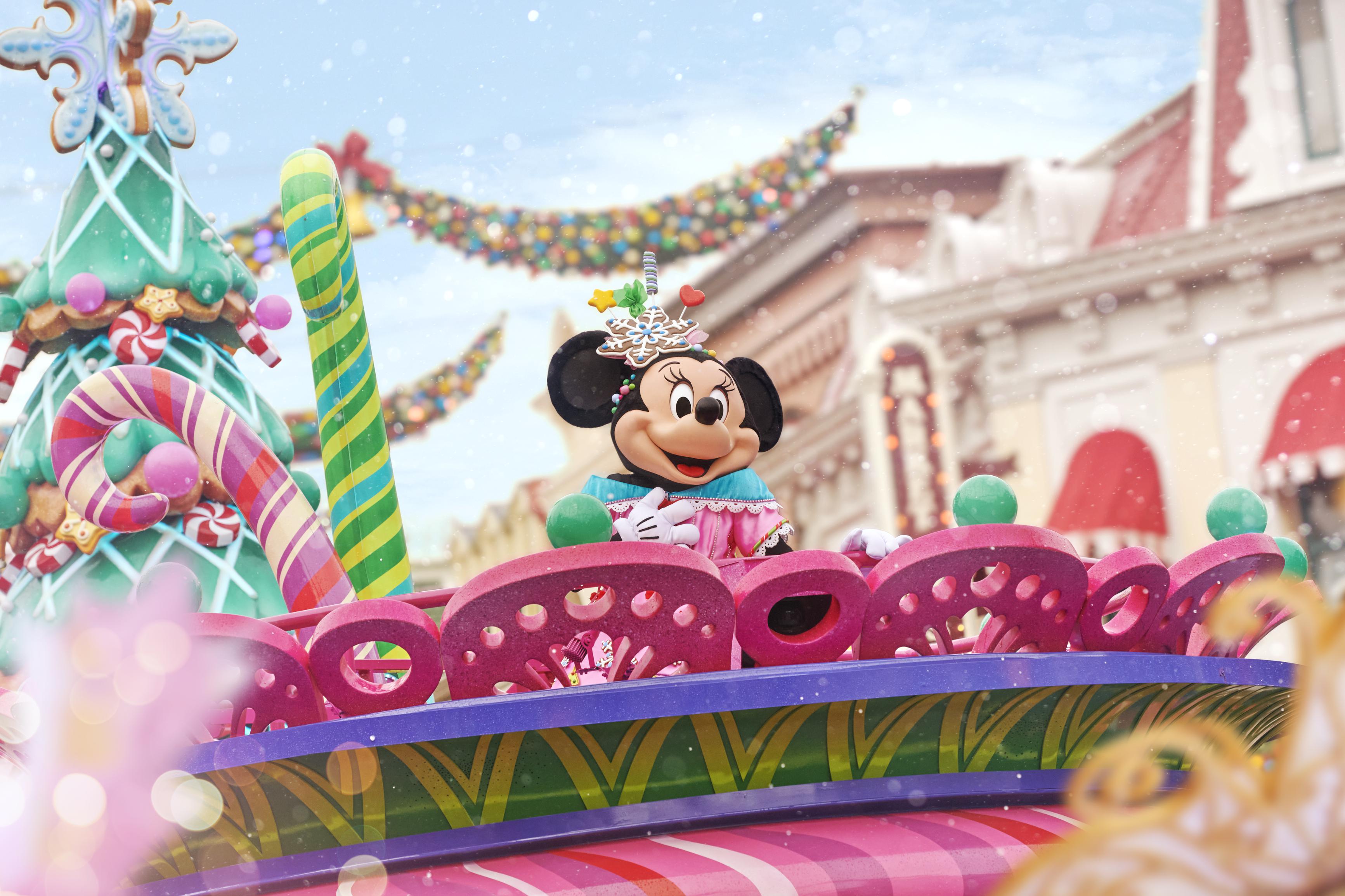 Mickey’s Dazzling Christmas Parade 4